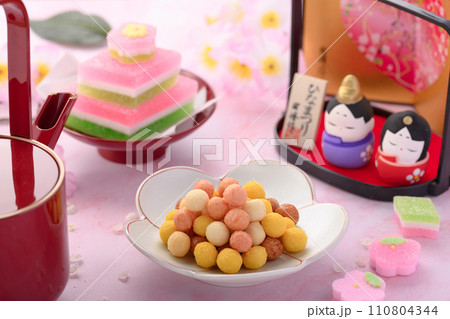 雛あられとひな祭りのお菓子 雛あられとひな祭りのお菓子 110804344