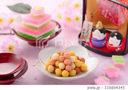 ひなあられとひな祭りのお菓子 ひなあられとひな祭りのお菓子 110804345