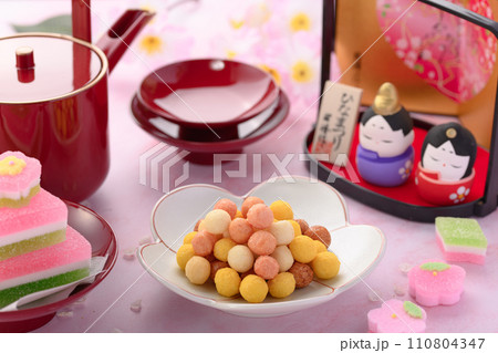 雛あられとひな祭りのお菓子 110804347