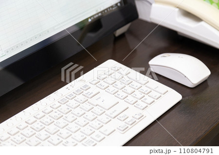 ほこりをかぶったパソコンのキーボードとマウス 110804791