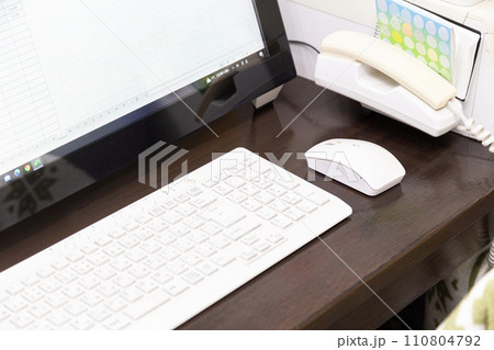 ほこりをかぶったパソコンのキーボードとマウス 110804792