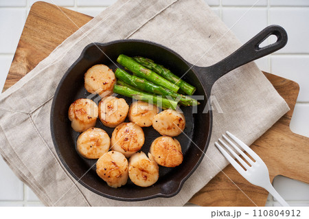 ホタテとアスパラのバター焼き 110804912