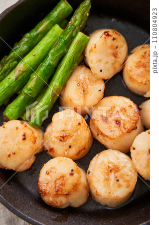 ホタテとアスパラのバター焼き ホタテとアスパラのバター焼き 110804923