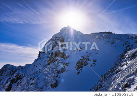 冠雪の中央アルプスの宝剣岳 冠雪の中央アルプスの宝剣岳 110805219