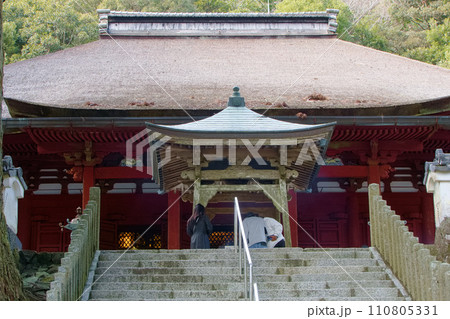 朝熊岳金剛證寺にお参りする人々 朝熊岳金剛證寺にお参りする人々 110805331