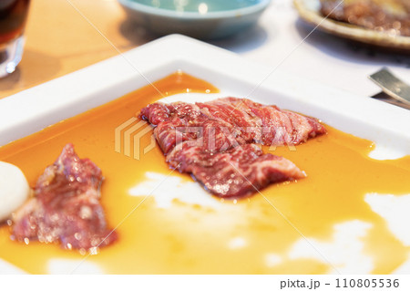 焼肉店でお皿に残った生肉 焼肉店でお皿に残った生肉 110805536