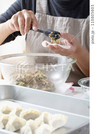 餃子作り、餃子を包む 餃子作り、餃子を包む 110805603