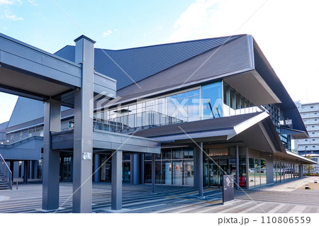 小田原城前に建つ兜を連想させる小田原三の丸ホール 小田原城前に建つ兜を連想させる小田原三の丸ホール 110806559