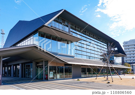 小田原城前に建つ兜を連想させる小田原三の丸ホール 小田原城前に建つ兜を連想させる小田原三の丸ホール 110806560