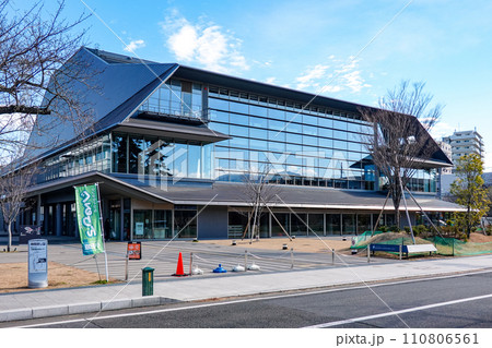 小田原城前に建つ兜を連想させる小田原三の丸ホール 小田原城前に建つ兜を連想させる小田原三の丸ホール 110806561