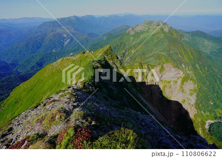 ニぺソツ山頂上からの石狩岳への稜線 110806622