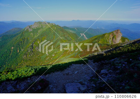 ニぺソツ山の登山道から見る天狗岳への稜線 ニぺソツ山の登山道から見る天狗岳への稜線 110806626