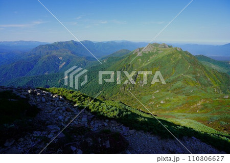 ニぺソツ山登山道からの天狗岳と石狩岳への稜線 ニぺソツ山登山道からの天狗岳と石狩岳への稜線 110806627
