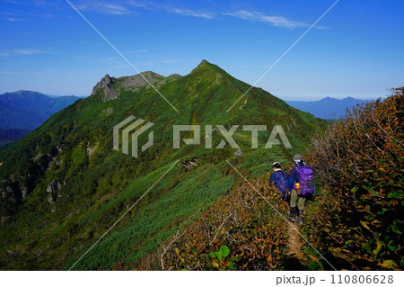 ニぺソツ山から天狗岳へ向かう登山者 110806628