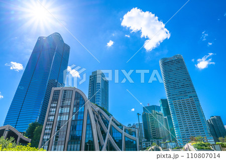 日本の東京都市景観 緑が映える新名所・麻布台ヒルズなどを望む。希望の光、新時代へ 110807014