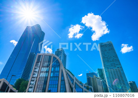 日本の東京都市景観 緑が映える新名所・麻布台ヒルズなどを望む。希望の光、新時代へ 110807016