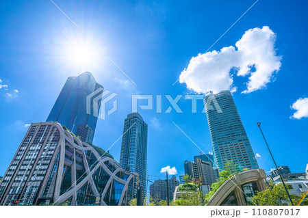 日本の東京都市景観 緑が映える新名所・麻布台ヒルズなどを望む。希望の光、新時代へ 110807017