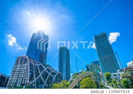 日本の東京都市景観 緑が映える新名所・麻布台ヒルズなどを望む。希望の光、新時代へ 110807018