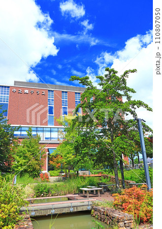 岐阜県多治見市、虎渓用水広場と中之郷テラスの風景 110807050