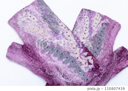 Knitted children's woolen mittens with a fur lapel. 110807439