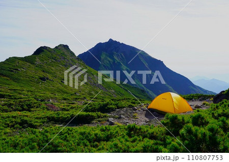 ニぺソツ山と天狗平に設営されたテント 110807753