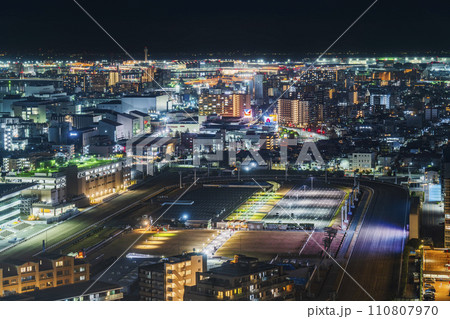 川崎の都市夜景　川崎競馬場や羽田方面を眺める【神奈川県・川崎市】 110807970