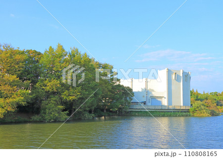 愛知県豊橋市、豊橋市民文化会館と向山図書館の風景 110808165