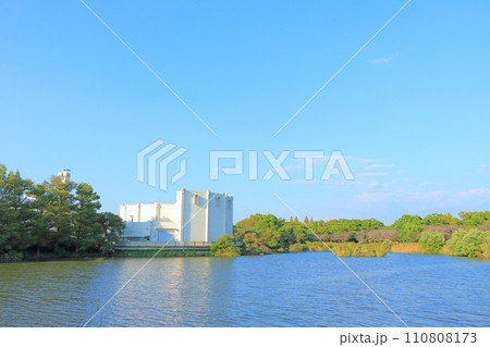 愛知県豊橋市、豊橋市民文化会館と向山図書館の風景 110808173