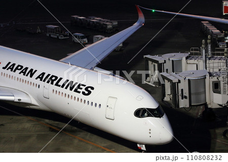 夜の羽田空港　夜間飛行に向かう旅客機　国際線の出発 110808232