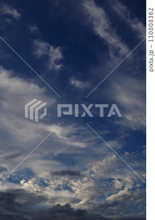 青空と白い雲の夏雲 積雲 綿雲 雄大積雲 積螺雲21 110808362