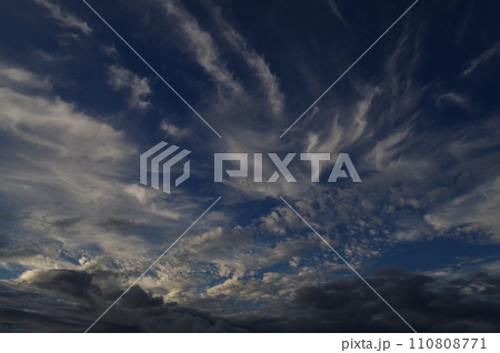 青空と白い雲の夏雲 積雲 綿雲 雄大積雲 積螺雲32 110808771