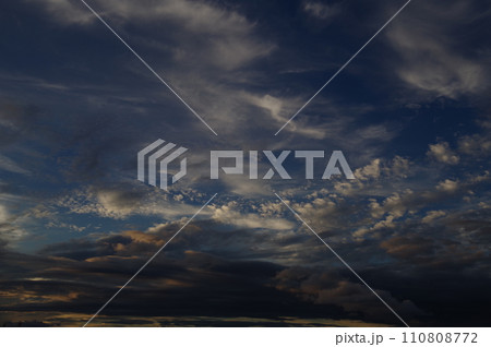 青空と白い雲の夏雲 積雲 綿雲 雄大積雲 積螺雲33 110808772