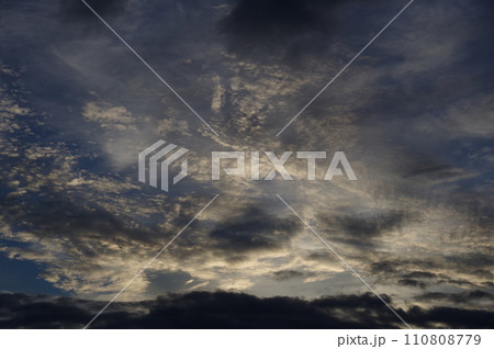 青空と白い雲の夏雲 積雲 綿雲 雄大積雲 積螺雲38 青空と白い雲の夏雲 積雲 綿雲 雄大積雲 積螺雲38 110808779