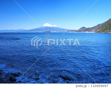 静岡県　駿河湾越しの富士（内浦重須）　1月 110809097