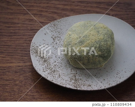 白い皿に盛られた草餅 110809434