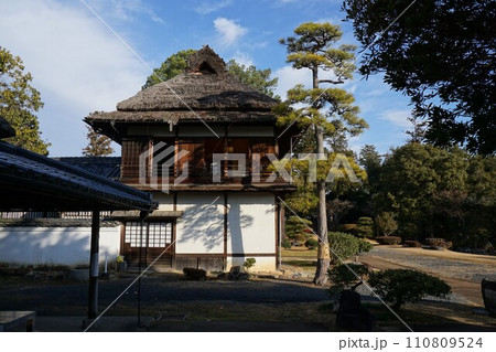 岡山県津山市にある回遊式日本庭園「衆楽園」：園内の建物「余芳閣」 110809524