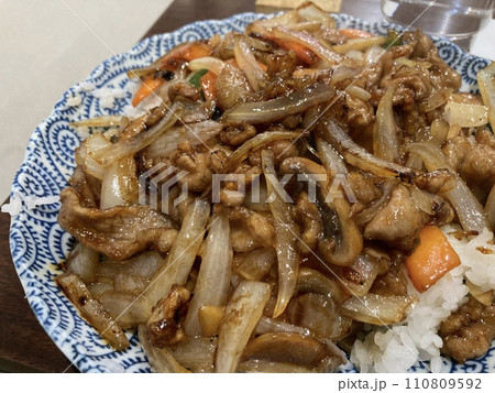 ランチで食べる「豚肉丼」 ランチで食べる「豚肉丼」 110809592