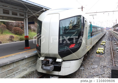 東武日光駅で出発を待つ東武500系電車 東武日光駅で出発を待つ東武500系電車 110809606