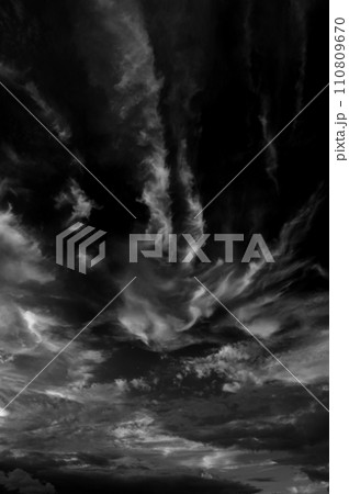 モノクロ 白い雲の夏雲 積雲 綿雲 雄大積雲 積螺雲45 110809670