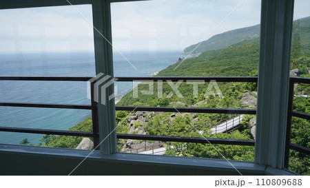 北海道増毛の雄冬岬展望台からみた日本海 110809688
