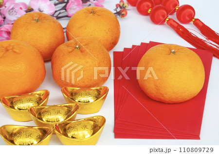 Side view of Mandarin oranges, golden ingot and other decoration. Chinese New Year celebration. 110809729
