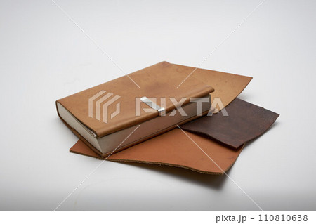 ブックカバー 110810638