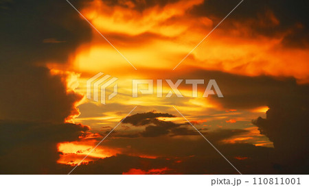 暗雲も広がる夕焼け空の美しい風景 110811001