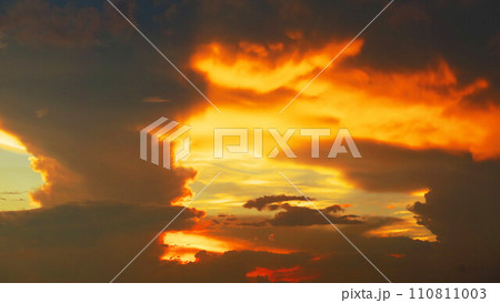 暗雲も広がる夕焼け空の美しい風景 暗雲も広がる夕焼け空の美しい風景 110811003