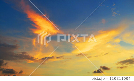 暗雲も広がる夕焼け空の美しい風景 暗雲も広がる夕焼け空の美しい風景 110811004