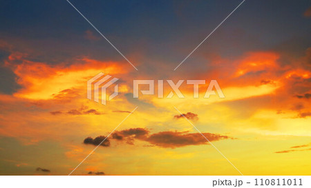 暗雲も広がる夕焼け空の美しい風景 110811011