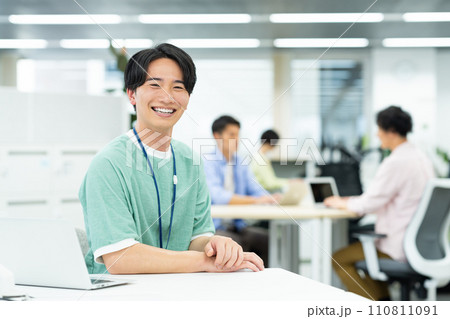 オフィスで働く若いビジネスマン 110811091