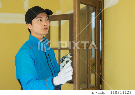 困る内装業の若い男性　　　 110811122