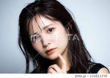 黒のノースリーブの女性 110811256