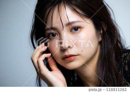 黒のノースリーブの女性 110811262